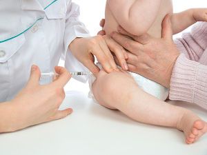 Малышу делают прививку